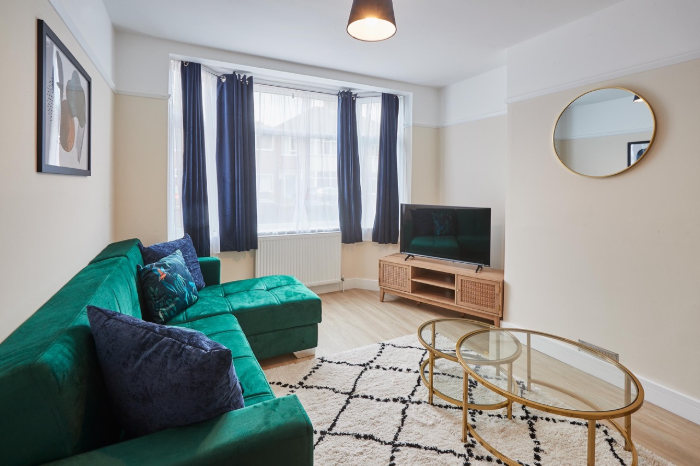 Self-catering contractor accommodation in Cambridge with large dining space