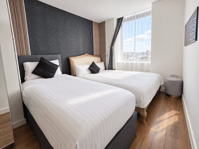 02-bright-modern-twin-bed-hotel-room