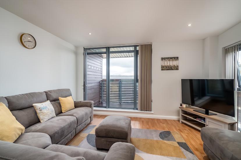Large 2 Bed Penthouse | Lift Access, Free Parking