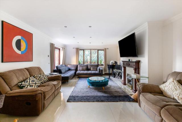 Family 6 Bed | Gated Parking, Sleeps 11, Ascot
