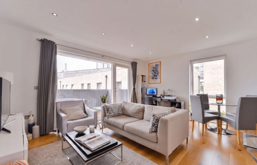 Modern & Cosy 2 Bed - Lift Access, Zone1, Balcony