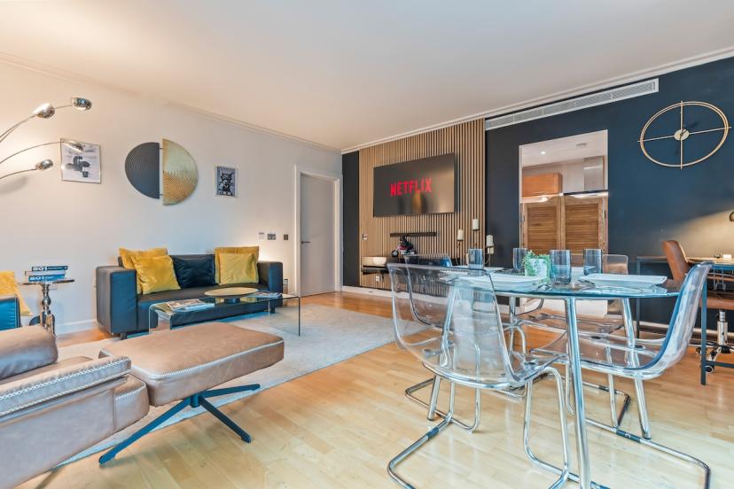 Chic 2 Bed | Free Underground Parking, Sleeps 6