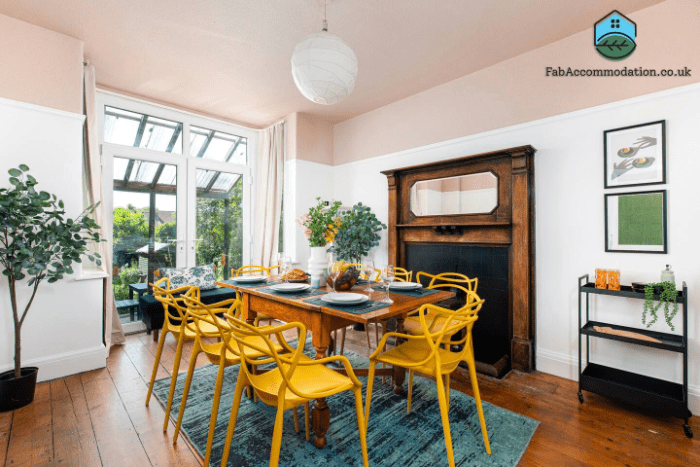 dining area of Large & Stylish-3Bed House-Huge