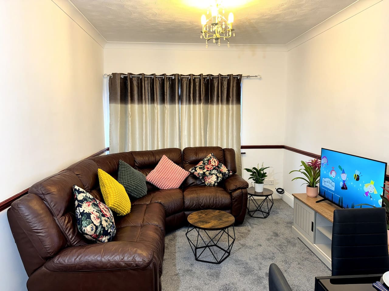 Sunny Beachside Apt with Free Parking 2 in 10 West Rd SS3 9DP - Property image 3 - VivreStays