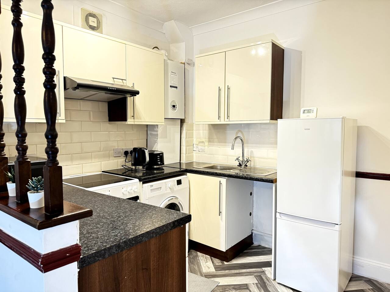 Sunny Beachside Apt with Free Parking 2 in 10 West Rd SS3 9DP - Property image 10 - VivreStays