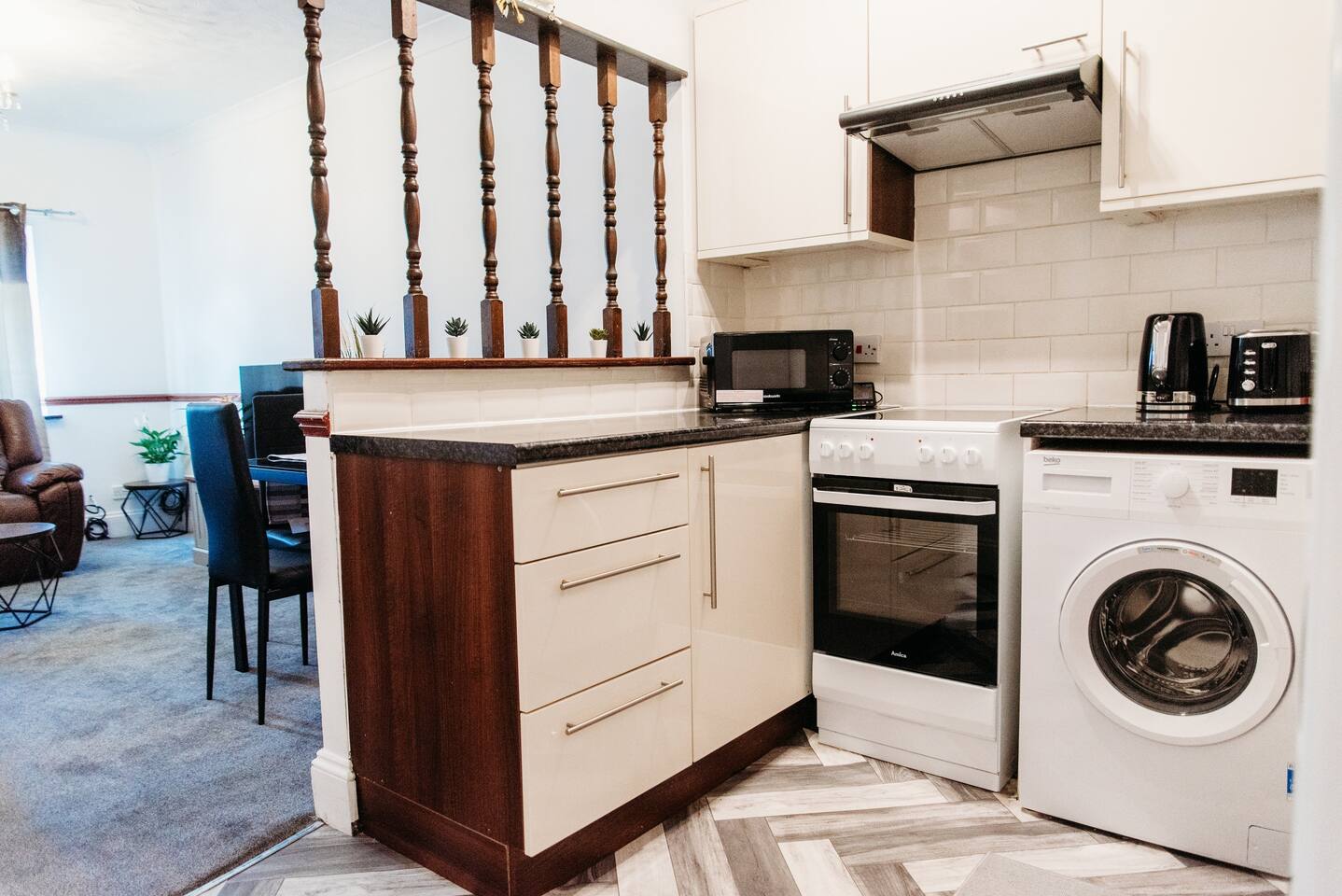 Sunny Beachside Apt with Free Parking 2 in 10 West Rd SS3 9DP - Property image 11 - VivreStays