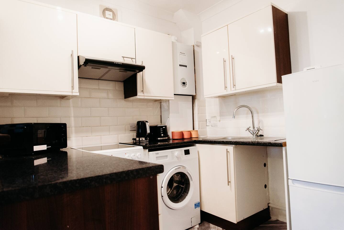 Sunny Beachside Apt with Free Parking 2 in 10 West Rd SS3 9DP - Property image 12 - VivreStays