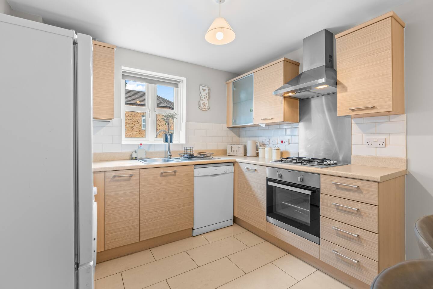 Modern 4-Bed Close to Jaguar Whitley & City C… 4 in 218 Anglian Way CV3 1PS - Property image 4 - VivreStays