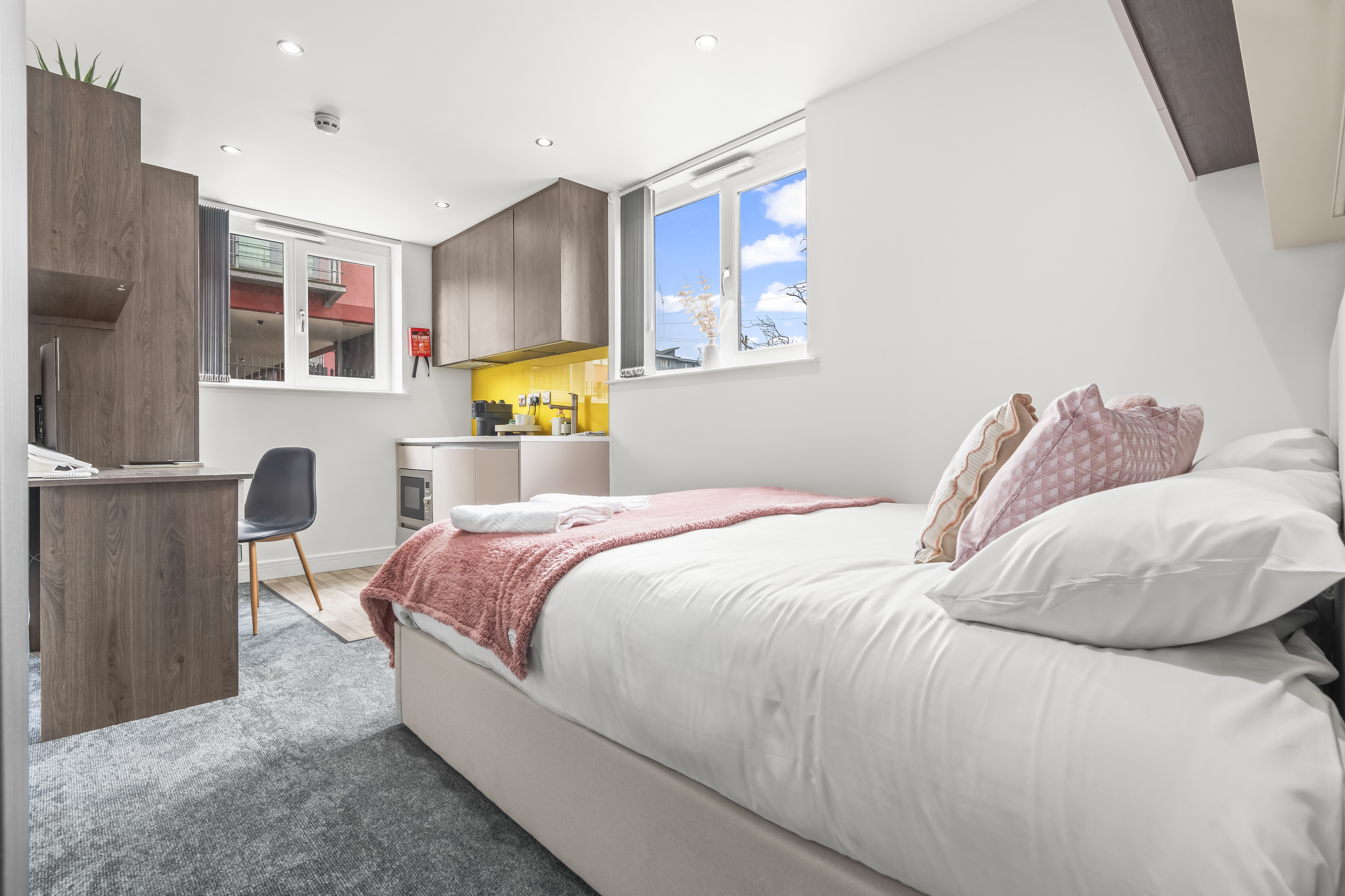 Contemporary Comfort Steps from Ricoh Arena 5 serviced apartment - Coventry - VivreStays