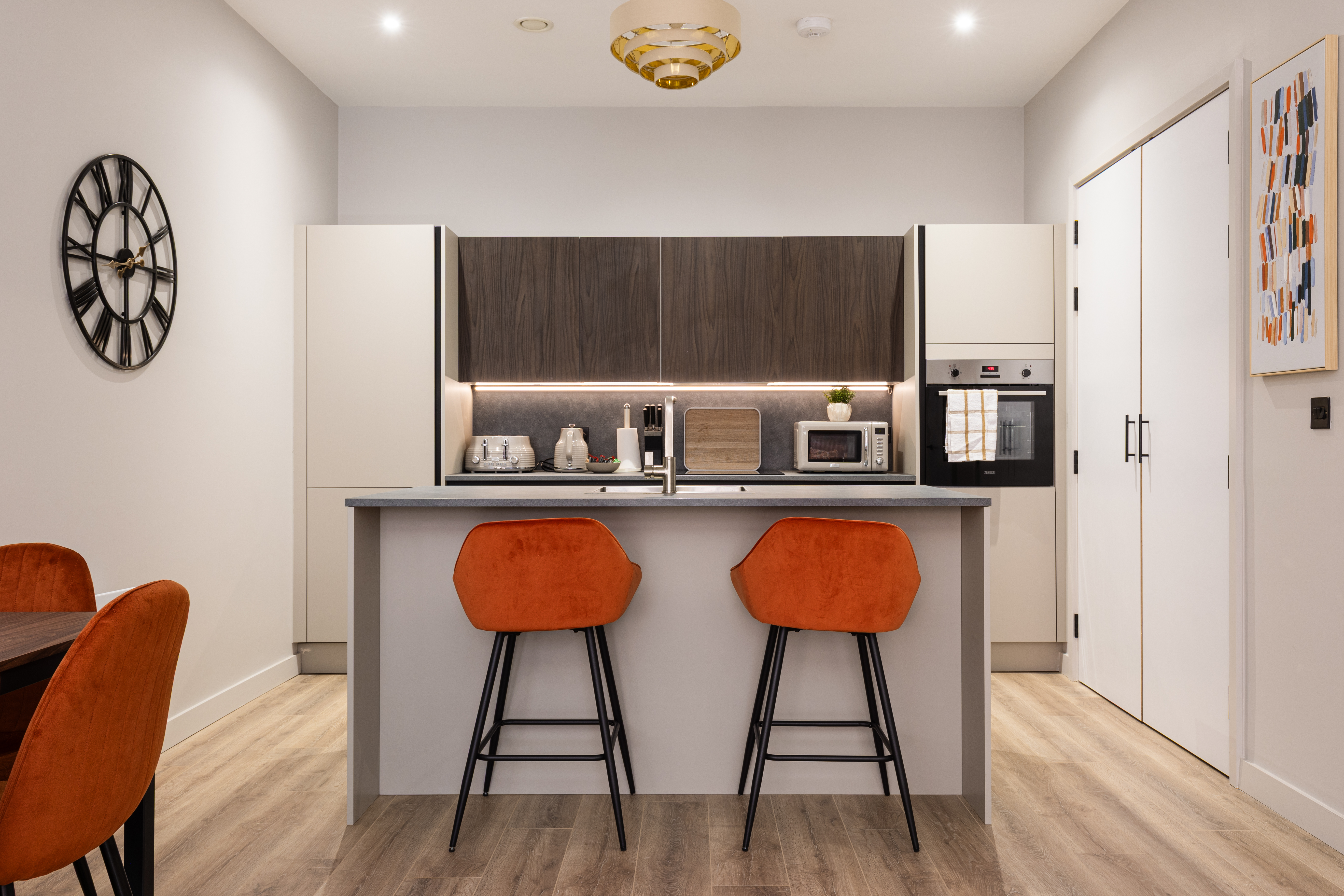 The Brickworks - Grade II Boutique Stay, 2 Bed. 2 in The Pressworks, Flat 6, 40-44 Northwood Street. B3 1TY - Property image 8 - VivreStays