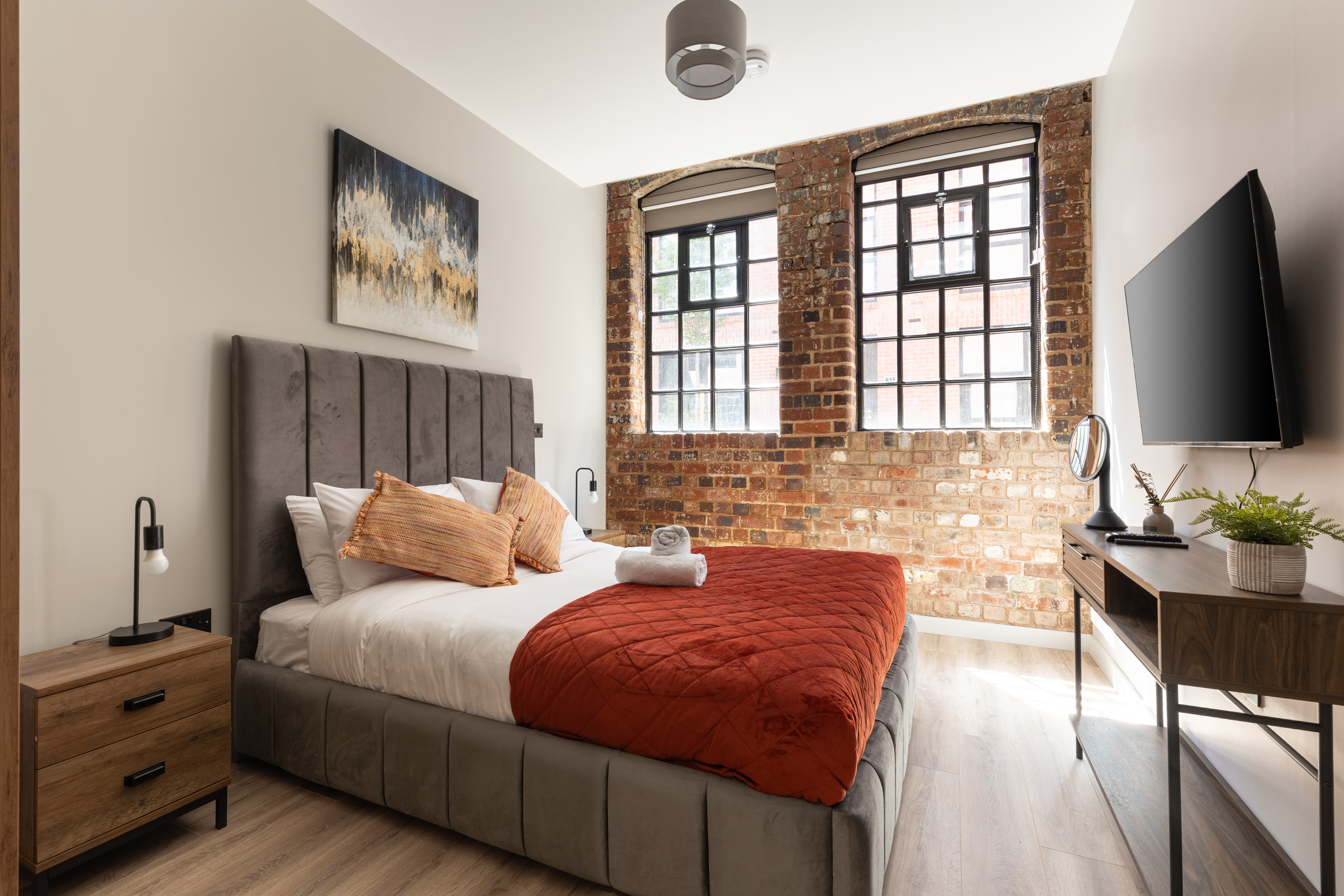 The Brickworks - Grade II Boutique Stay, 2 Bed. 2 in The Pressworks, Flat 6, 40-44 Northwood Street. B3 1TY - Property image 2 - VivreStays