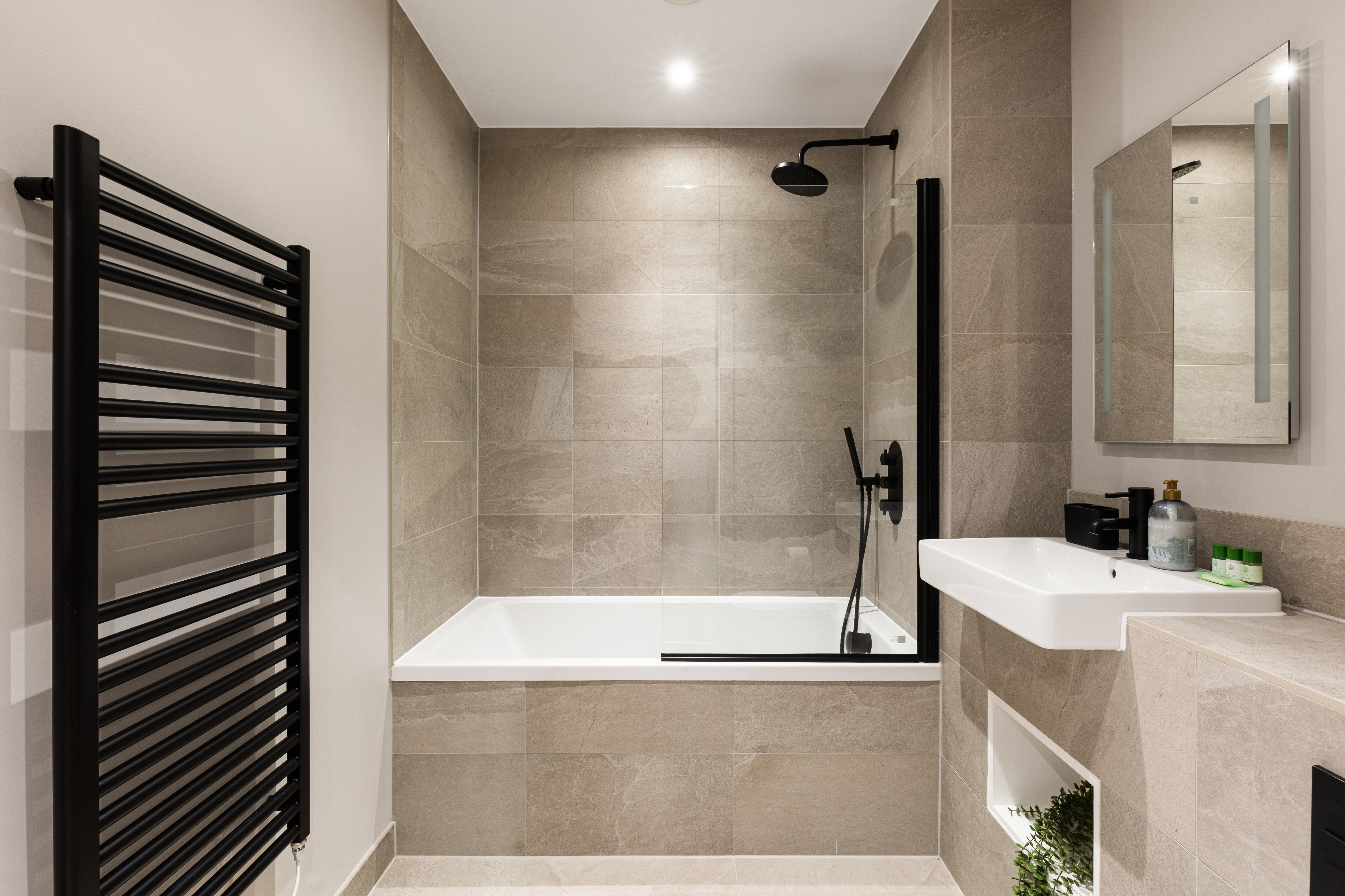 The Brickworks - Grade II Boutique Stay, 2 Bed. 2 in The Pressworks, Flat 6, 40-44 Northwood Street. B3 1TY - Property image 15 - VivreStays