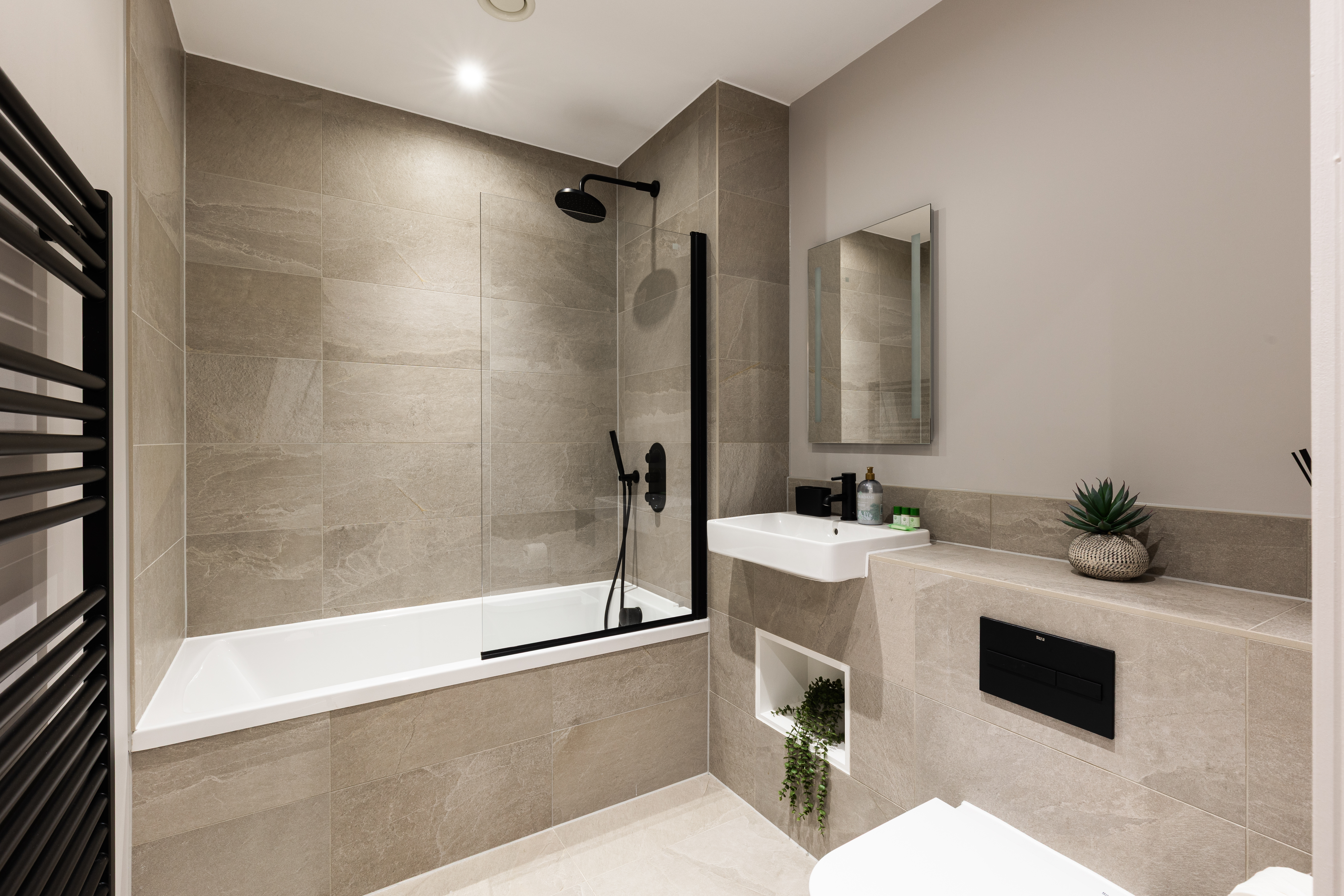 The Brickworks - Grade II Boutique Stay, 2 Bed. 2 in The Pressworks, Flat 6, 40-44 Northwood Street. B3 1TY - Property image 14 - VivreStays