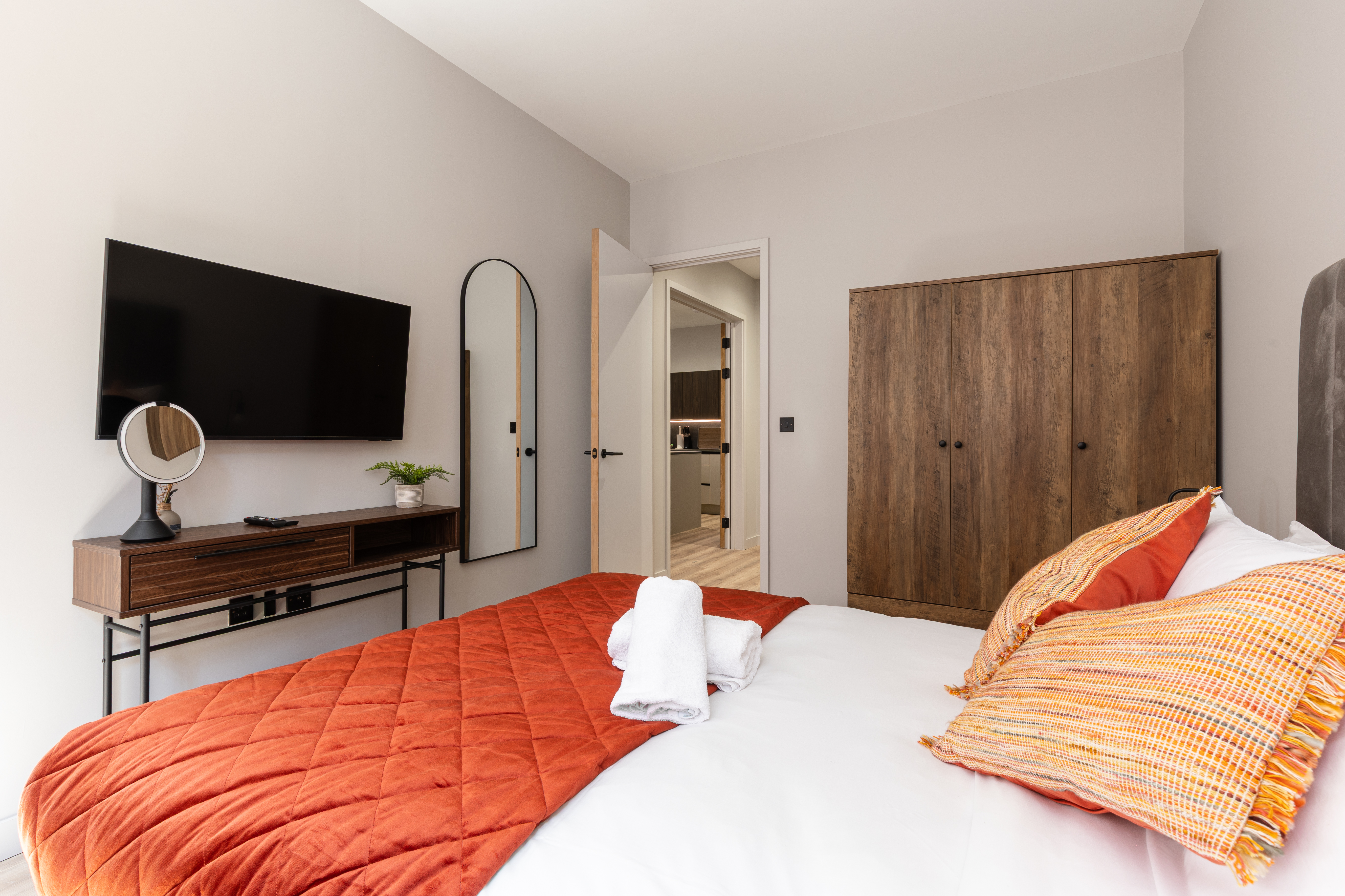 The Brickworks - Grade II Boutique Stay, 2 Bed. 2 in The Pressworks, Flat 6, 40-44 Northwood Street. B3 1TY - Property image 3 - VivreStays