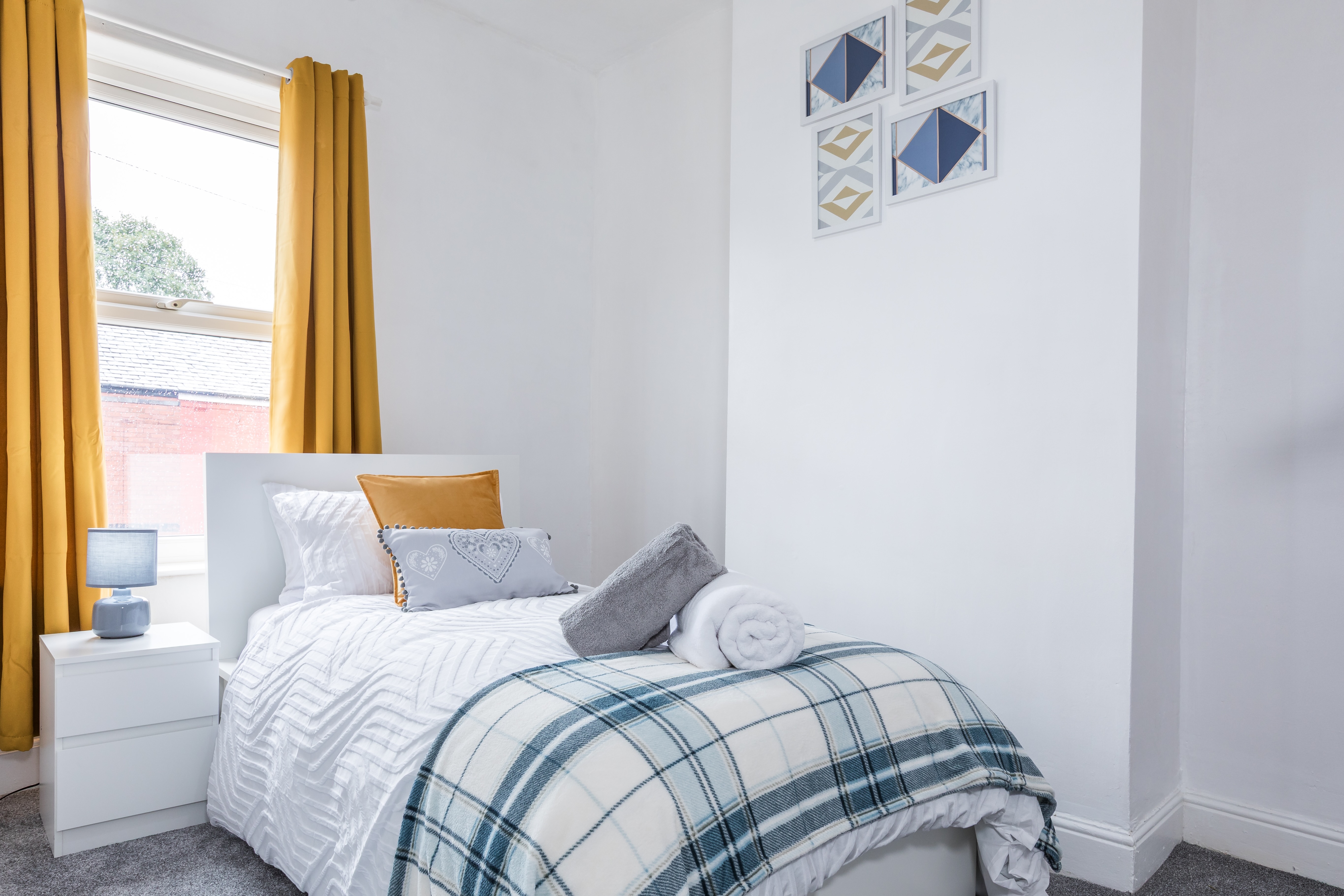 Modern 3BD House Manchester - Free Parking &… in 37 Park St M27 4UG - Property image 6 - VivreStays