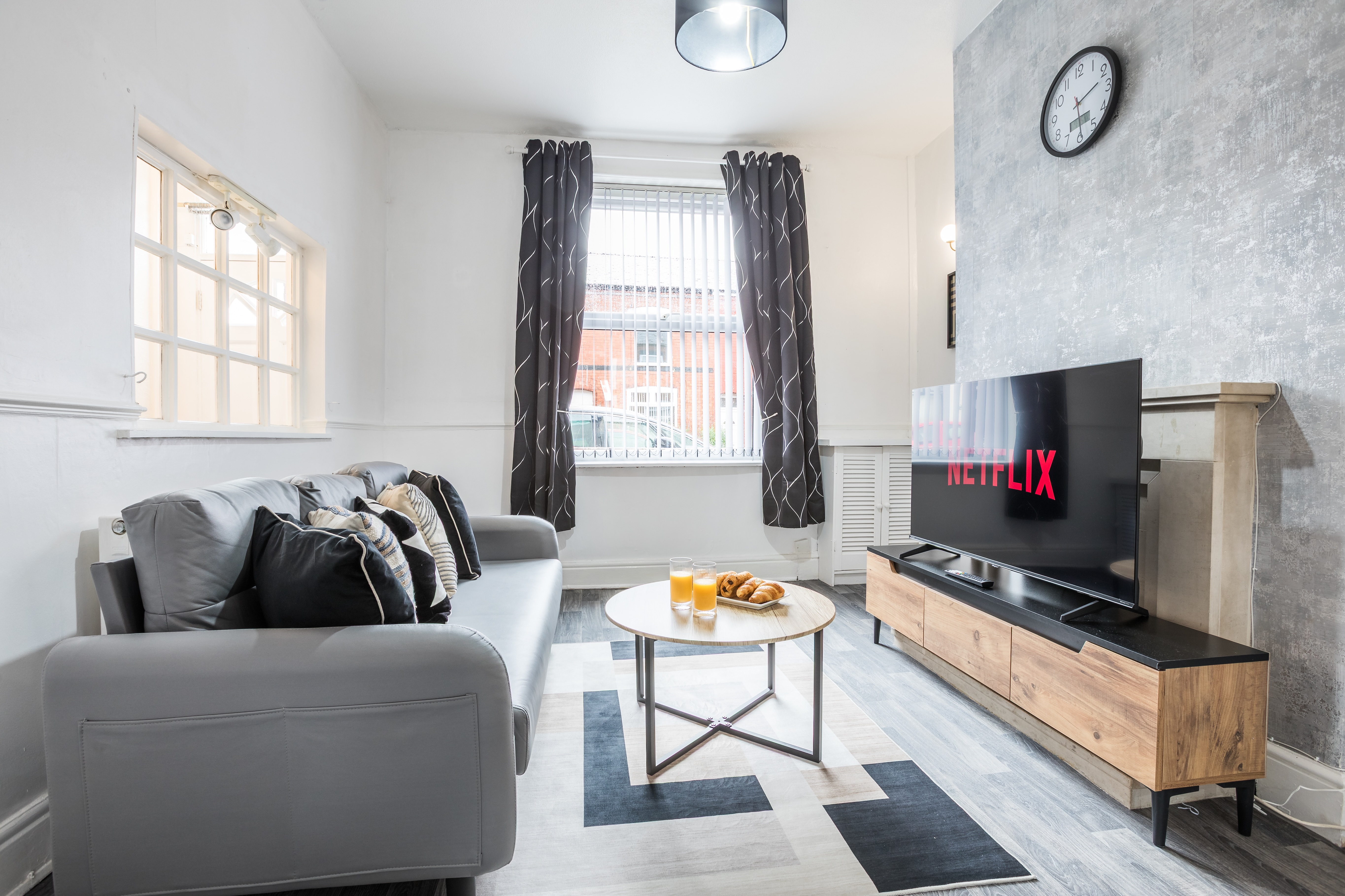 Modern 3BD House Manchester - Free Parking &… serviced apartment - Swinton - VivreStays