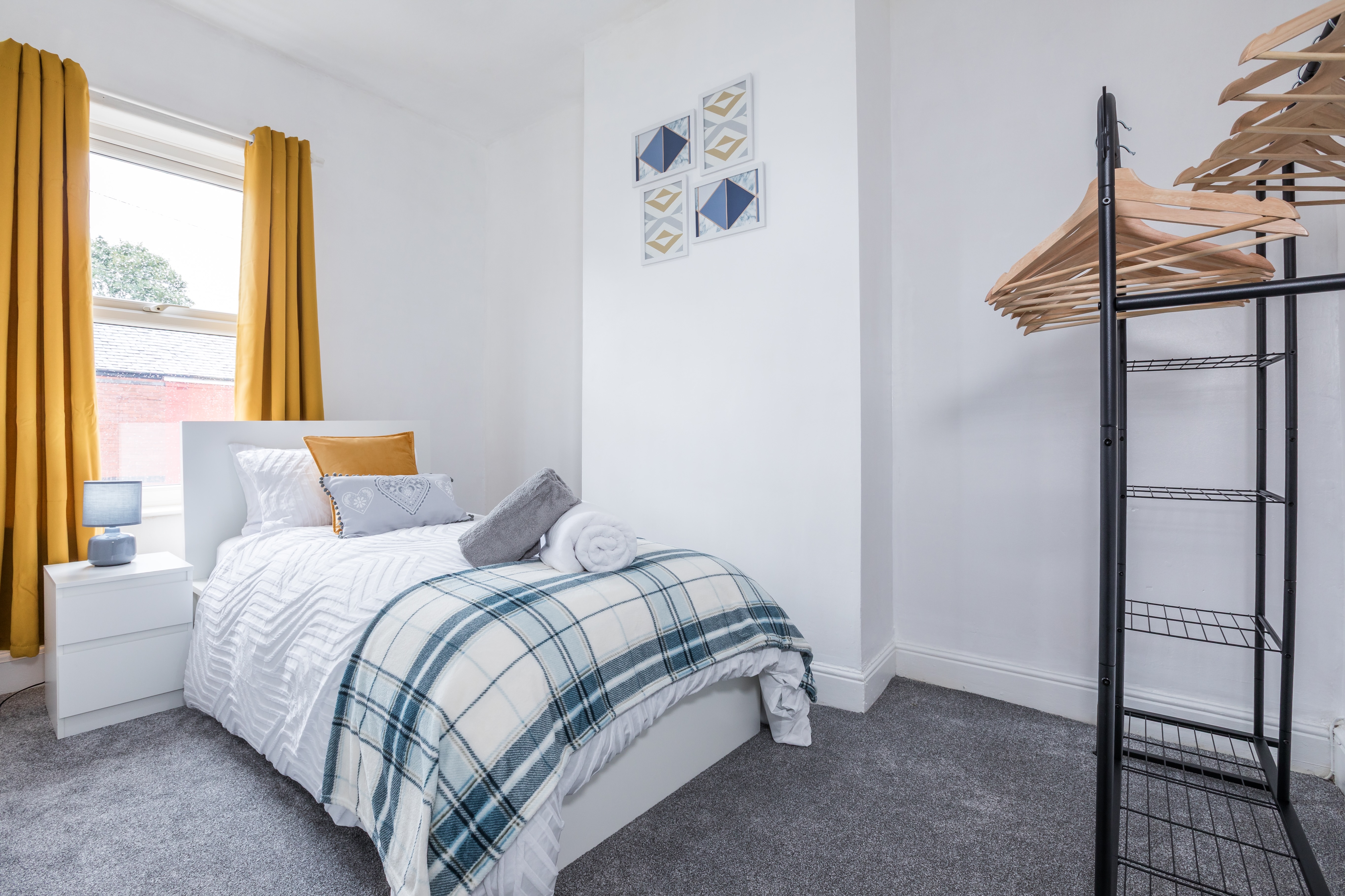 Modern 3BD House Manchester - Free Parking &… in 37 Park St M27 4UG - Property image 13 - VivreStays