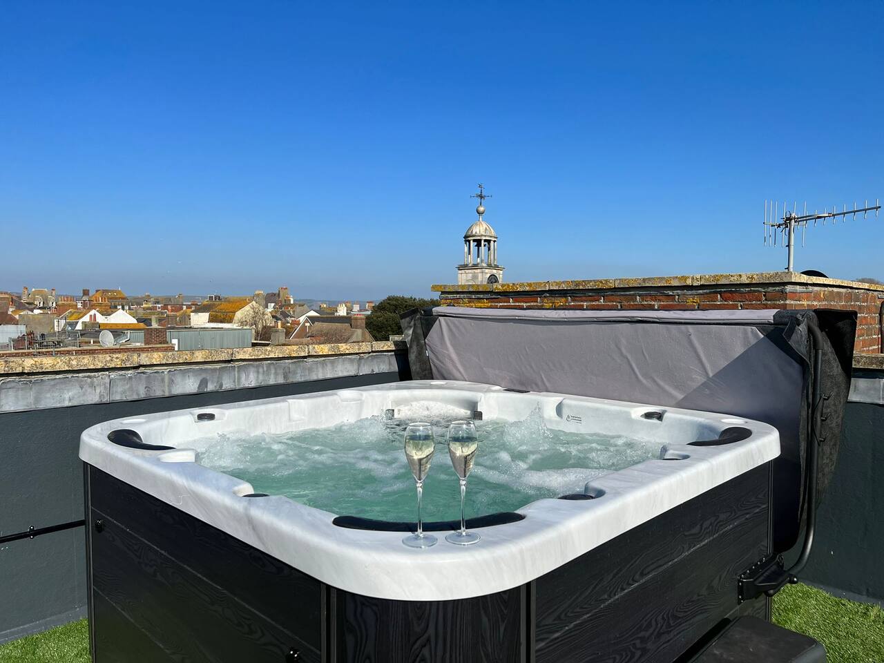 View Penthouse Near Beach • Private Rooftop & Park… Penthouse Near Beach • Private Rooftop & Park… serviced apartment - Weymouth - VivreStays