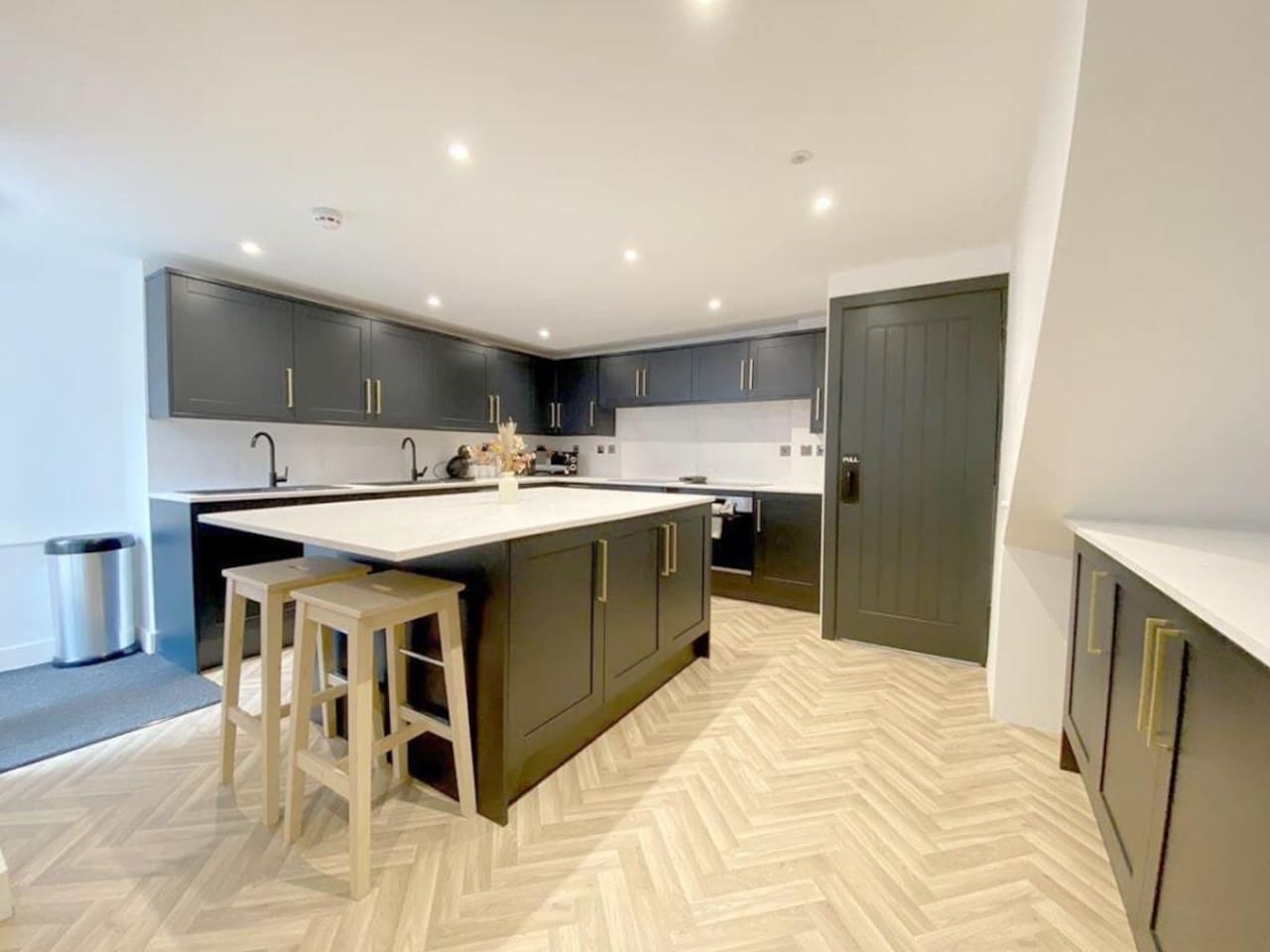Eleven on Dragon | Private Double Room | Central 1 in 11 Dragon Parade HG1 5BZ - Property image 2 - VivreStays