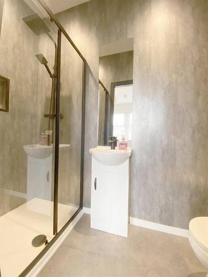 Eleven on Dragon | Private Double Room | Central 1 in 11 Dragon Parade HG1 5BZ - Property image 9 - VivreStays