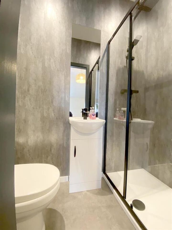 Eleven on Dragon | Private Double Room | Central 1 in 11 Dragon Parade HG1 5BZ - Property image 11 - VivreStays