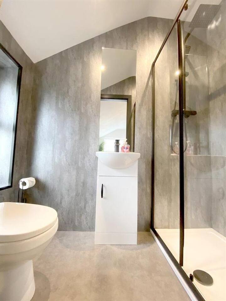 Eleven on Dragon | Private Double Room | Central 1 in 11 Dragon Parade HG1 5BZ - Property image 13 - VivreStays