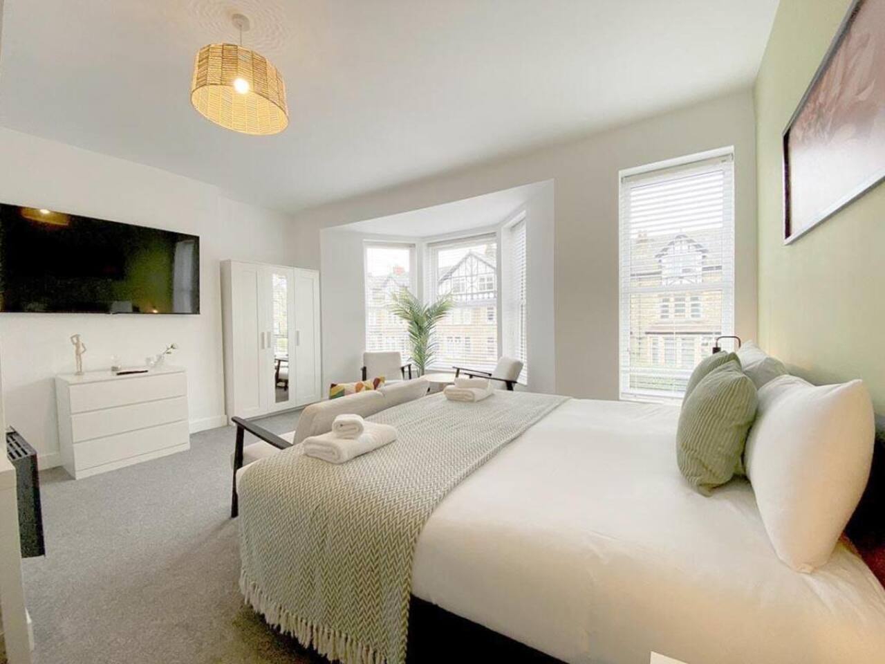 Eleven on Dragon | Private Double Room | Central 1 in 11 Dragon Parade HG1 5BZ - Property image 17 - VivreStays