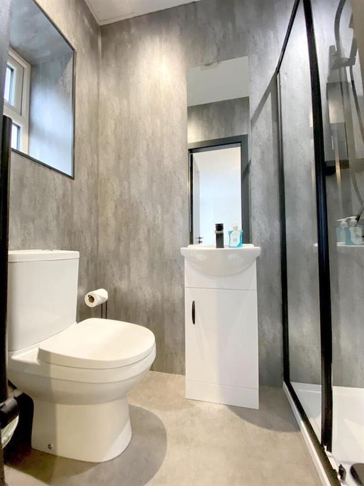Eleven on Dragon | Private Double Room | Central 1 in 11 Dragon Parade HG1 5BZ - Property image 24 - VivreStays