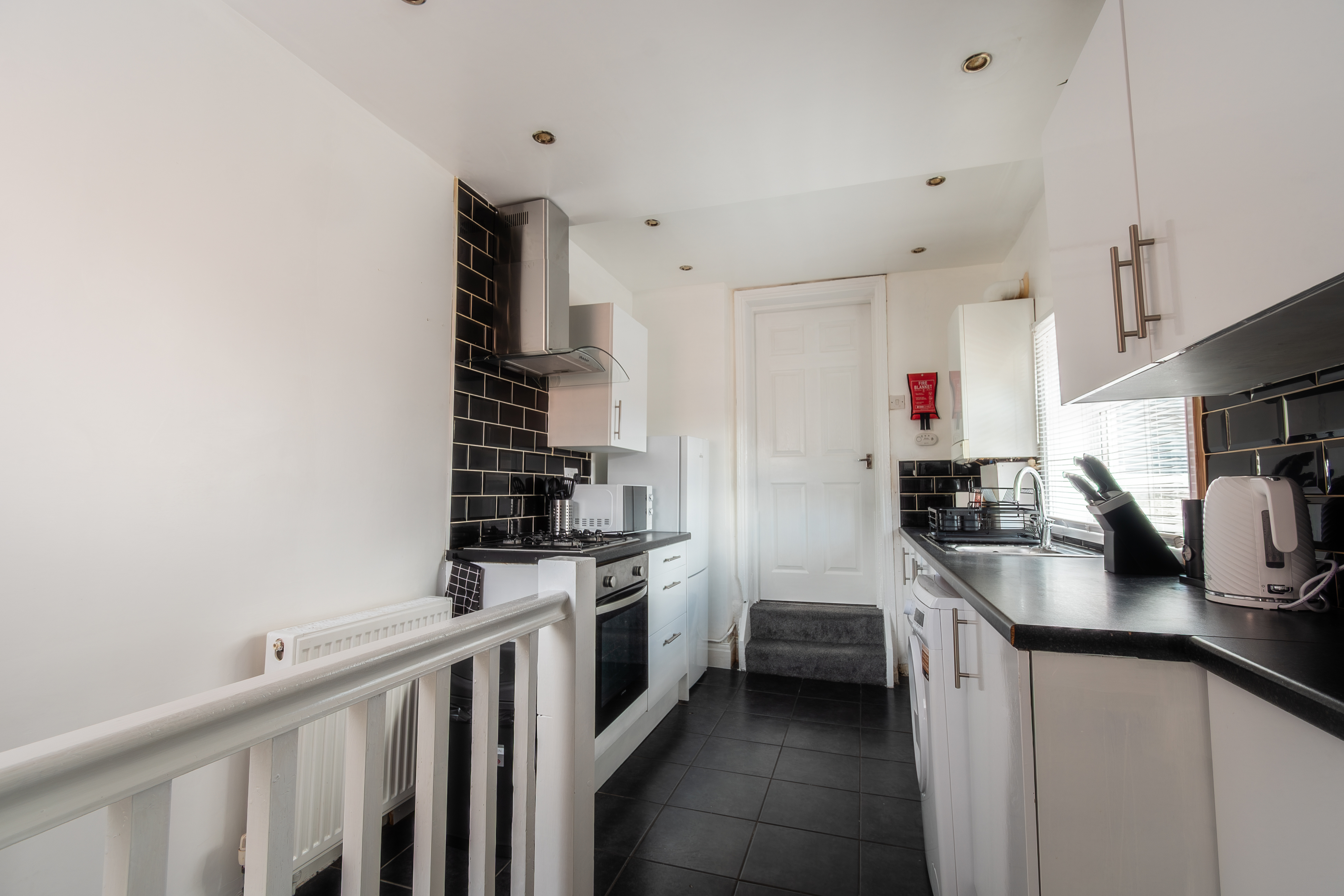 SPACIOUS 3BR FLAT- PARKING-WIFI-NEAR METRO CENTRE 2 in 17 Faraday Grove NE8 4UL - Property image 8 - VivreStays
