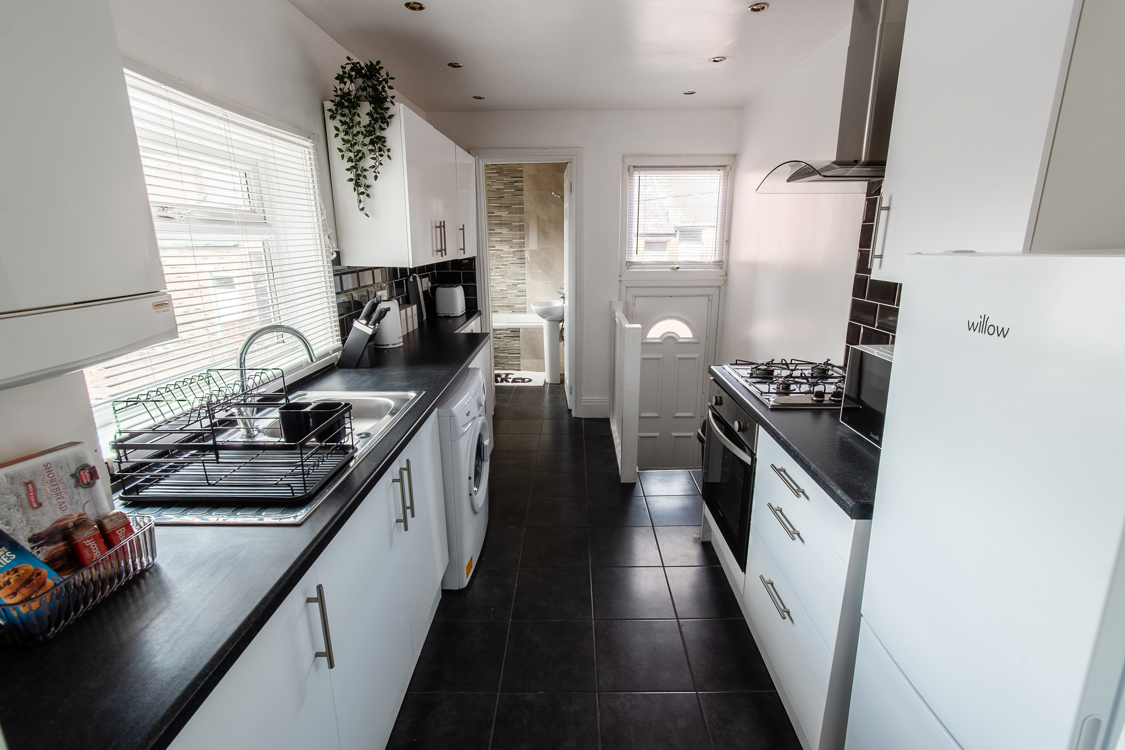 SPACIOUS 3BR FLAT- PARKING-WIFI-NEAR METRO CENTRE 2 in 17 Faraday Grove NE8 4UL - Property image 2 - VivreStays