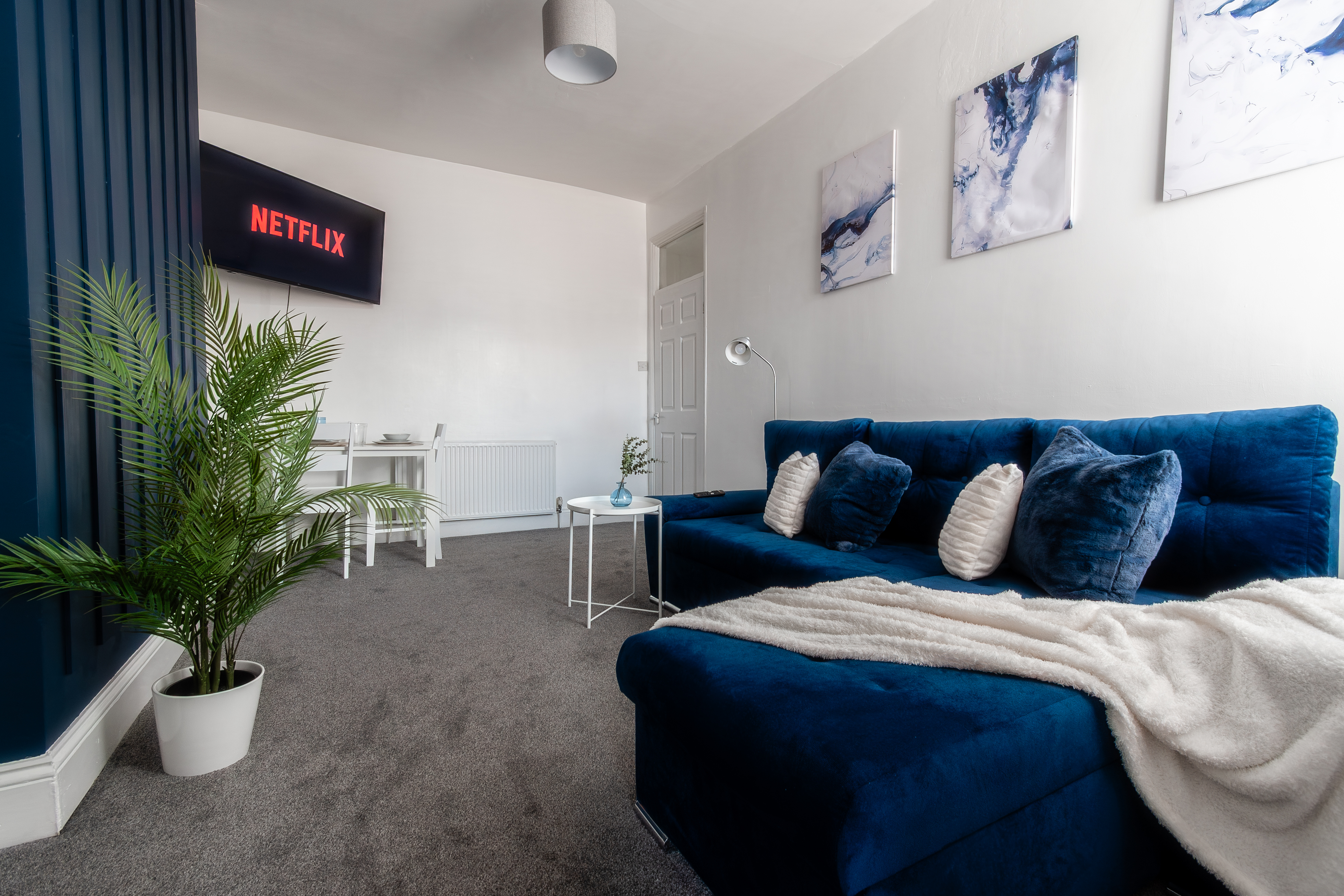SPACIOUS 3BR FLAT- PARKING-WIFI-NEAR METRO CENTRE 2 in 17 Faraday Grove NE8 4UL - Property image 5 - VivreStays