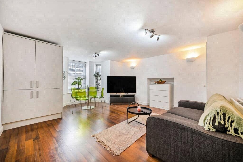 View Central 2-Bed, 2-Bath + Sofa Bed 1 in Flat 4, 3-5 North Park Road HG1 5PD Central 2-Bed, 2-Bath + Sofa Bed 1 in Flat 4, 3-5 North Park Road HG1 5PD - Property image 3 - VivreStays