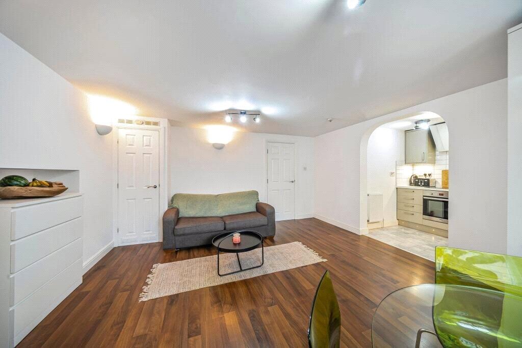 View Central 2-Bed, 2-Bath + Sofa Bed 1 in Flat 4, 3-5 North Park Road HG1 5PD Central 2-Bed, 2-Bath + Sofa Bed 1 in Flat 4, 3-5 North Park Road HG1 5PD - Property image 4 - VivreStays