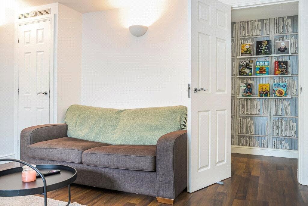 View Central 2-Bed, 2-Bath + Sofa Bed 1 in Flat 4, 3-5 North Park Road HG1 5PD Central 2-Bed, 2-Bath + Sofa Bed 1 in Flat 4, 3-5 North Park Road HG1 5PD - Property image 5 - VivreStays
