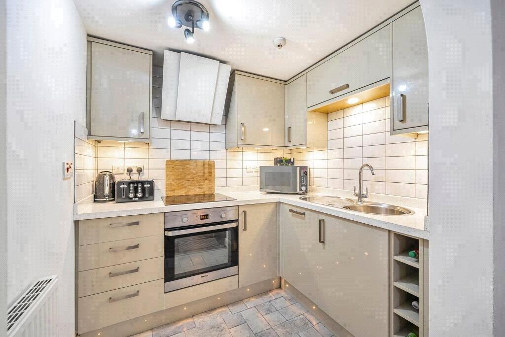View Central 2-Bed, 2-Bath + Sofa Bed 1 in Flat 4, 3-5 North Park Road HG1 5PD Central 2-Bed, 2-Bath + Sofa Bed 1 in Flat 4, 3-5 North Park Road HG1 5PD - Property image 2 - VivreStays