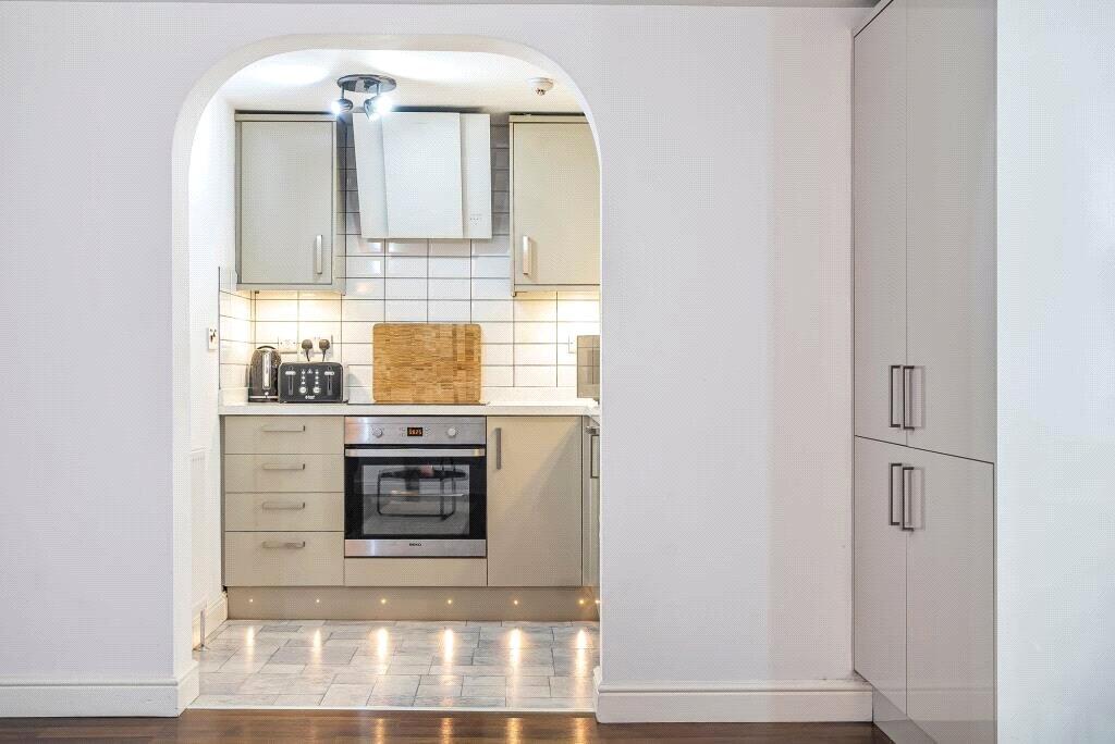 View Central 2-Bed, 2-Bath + Sofa Bed 1 in Flat 4, 3-5 North Park Road HG1 5PD Central 2-Bed, 2-Bath + Sofa Bed 1 in Flat 4, 3-5 North Park Road HG1 5PD - Property image 6 - VivreStays