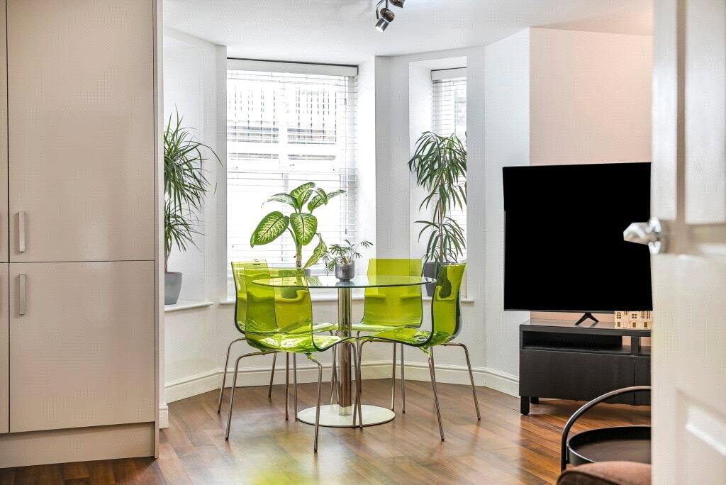 View Central 2-Bed, 2-Bath + Sofa Bed 1 in Flat 4, 3-5 North Park Road HG1 5PD Central 2-Bed, 2-Bath + Sofa Bed 1 in Flat 4, 3-5 North Park Road HG1 5PD - Property image 7 - VivreStays