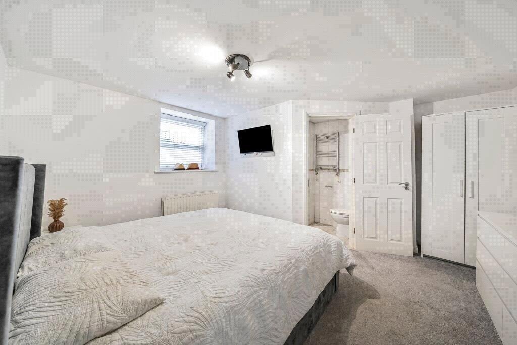 View Central 2-Bed, 2-Bath + Sofa Bed 1 in Flat 4, 3-5 North Park Road HG1 5PD Central 2-Bed, 2-Bath + Sofa Bed 1 in Flat 4, 3-5 North Park Road HG1 5PD - Property image 8 - VivreStays
