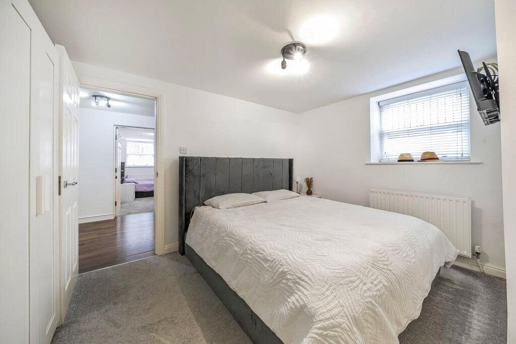 View Central 2-Bed, 2-Bath + Sofa Bed 1 in Flat 4, 3-5 North Park Road HG1 5PD Central 2-Bed, 2-Bath + Sofa Bed 1 in Flat 4, 3-5 North Park Road HG1 5PD - Property image 9 - VivreStays