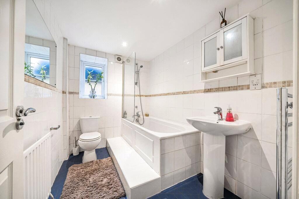 View Central 2-Bed, 2-Bath + Sofa Bed 1 in Flat 4, 3-5 North Park Road HG1 5PD Central 2-Bed, 2-Bath + Sofa Bed 1 in Flat 4, 3-5 North Park Road HG1 5PD - Property image 10 - VivreStays