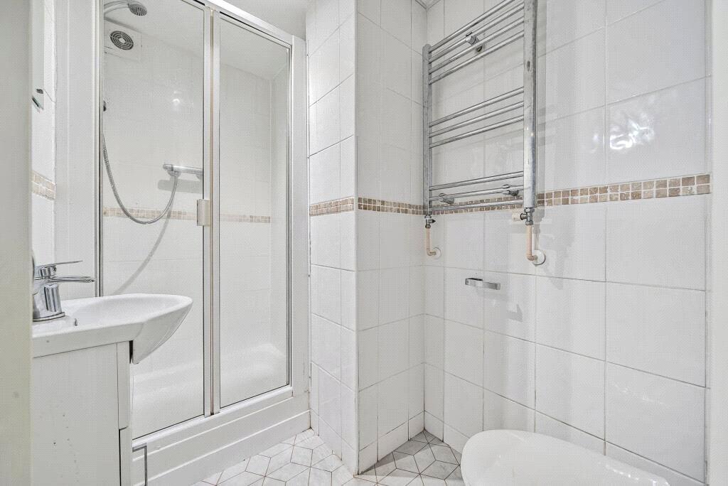 View Central 2-Bed, 2-Bath + Sofa Bed 1 in Flat 4, 3-5 North Park Road HG1 5PD Central 2-Bed, 2-Bath + Sofa Bed 1 in Flat 4, 3-5 North Park Road HG1 5PD - Property image 11 - VivreStays