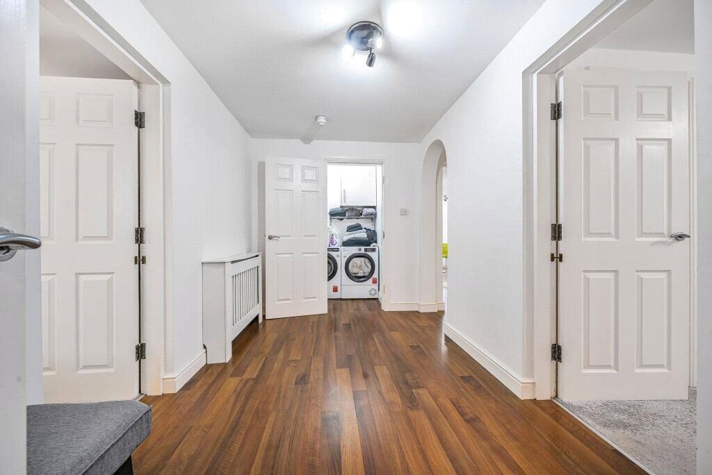 View Central 2-Bed, 2-Bath + Sofa Bed 1 in Flat 4, 3-5 North Park Road HG1 5PD Central 2-Bed, 2-Bath + Sofa Bed 1 in Flat 4, 3-5 North Park Road HG1 5PD - Property image 13 - VivreStays