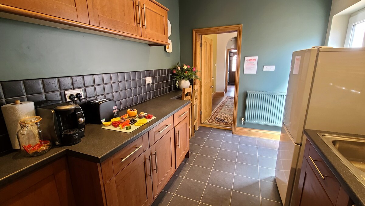 View Druids Cottage 2 in 39 Coppice Ln WS6 7HA Druids Cottage 2 in 39 Coppice Ln WS6 7HA - Property image 7 - VivreStays