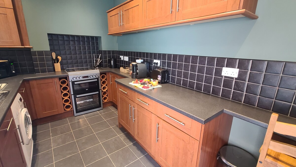View Druids Cottage 2 in 39 Coppice Ln WS6 7HA Druids Cottage 2 in 39 Coppice Ln WS6 7HA - Property image 10 - VivreStays