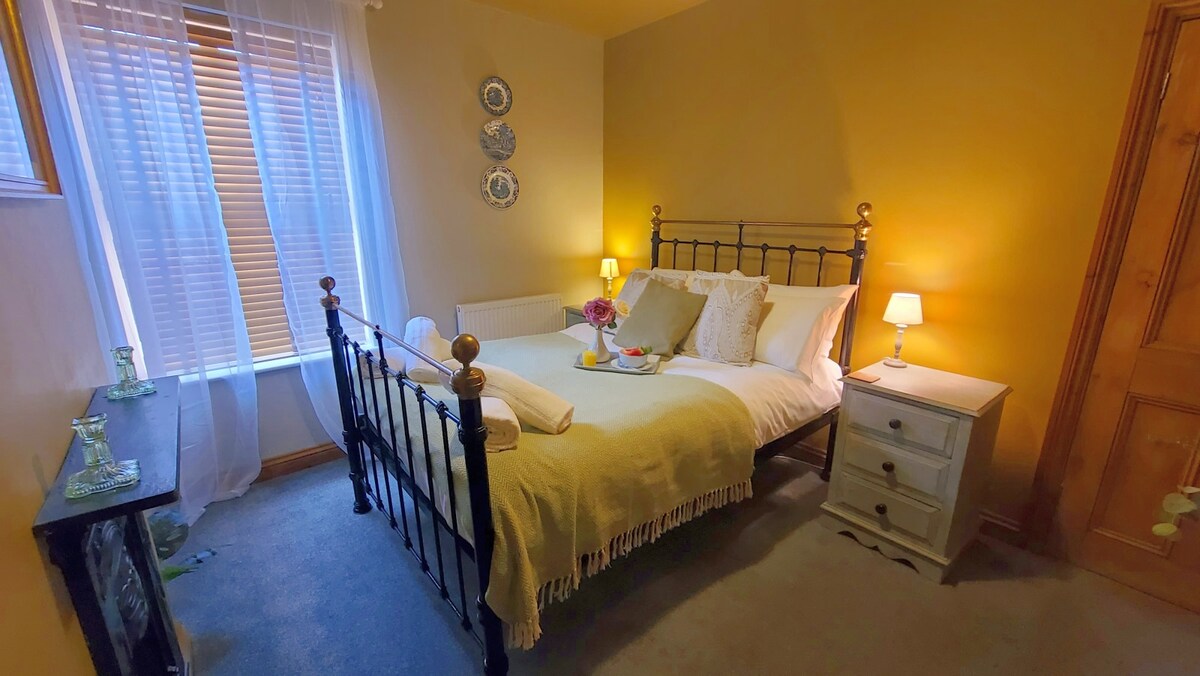 View Druids Cottage 2 in 39 Coppice Ln WS6 7HA Druids Cottage 2 in 39 Coppice Ln WS6 7HA - Property image 20 - VivreStays