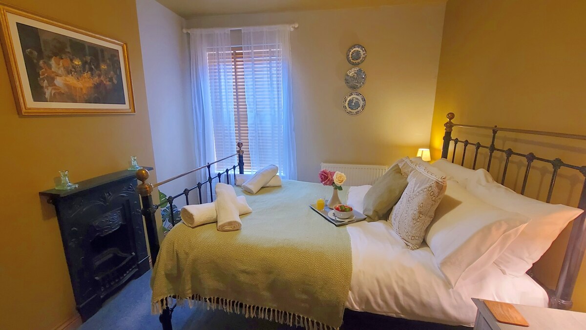 View Druids Cottage 2 in 39 Coppice Ln WS6 7HA Druids Cottage 2 in 39 Coppice Ln WS6 7HA - Property image 21 - VivreStays