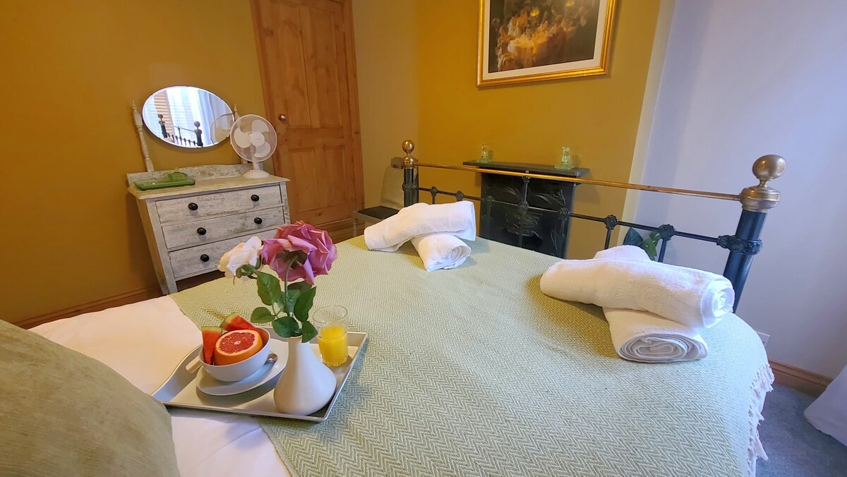 View Druids Cottage 2 in 39 Coppice Ln WS6 7HA Druids Cottage 2 in 39 Coppice Ln WS6 7HA - Property image 22 - VivreStays