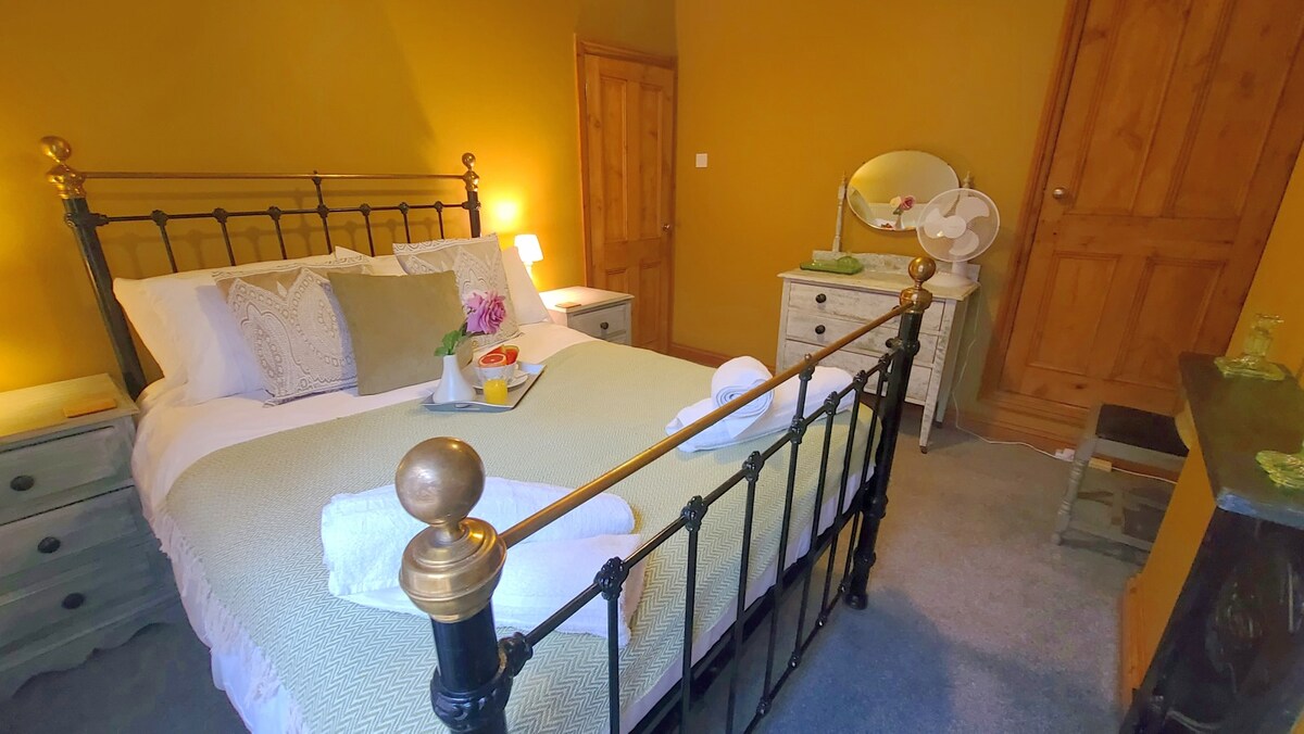 View Druids Cottage 2 in 39 Coppice Ln WS6 7HA Druids Cottage 2 in 39 Coppice Ln WS6 7HA - Property image 23 - VivreStays