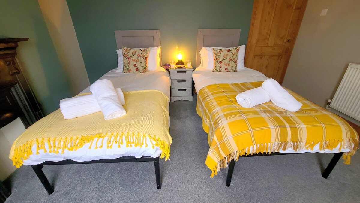 View Druids Cottage 2 in 39 Coppice Ln WS6 7HA Druids Cottage 2 in 39 Coppice Ln WS6 7HA - Property image 27 - VivreStays