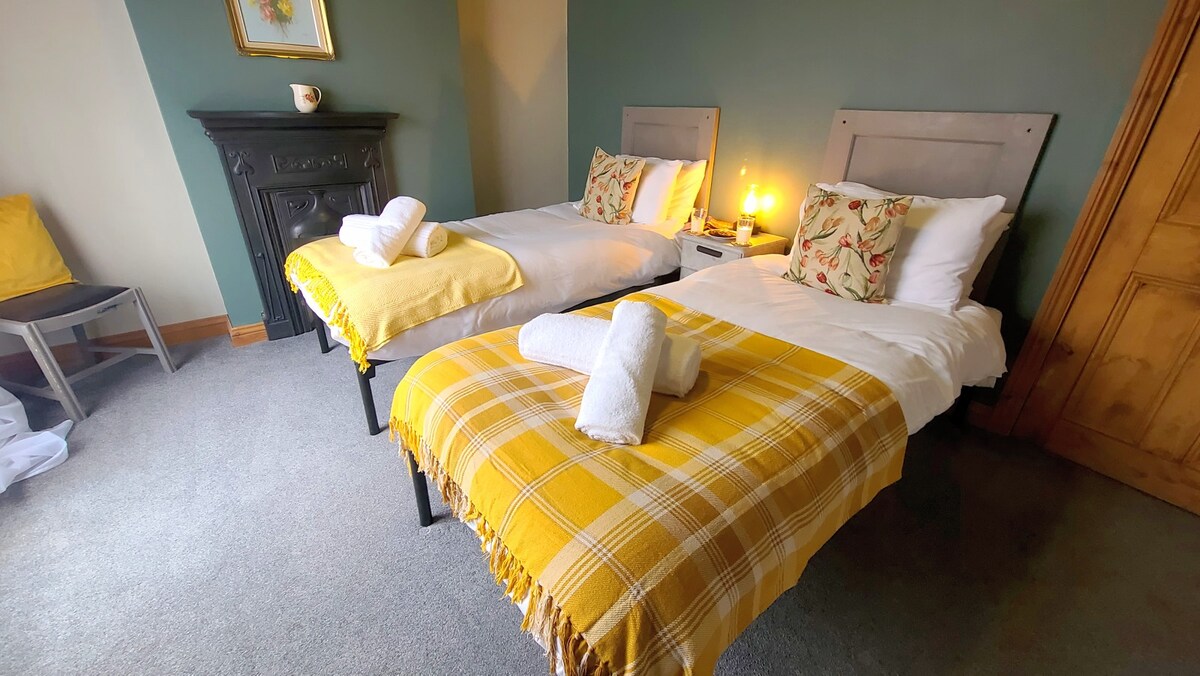 View Druids Cottage 2 in 39 Coppice Ln WS6 7HA Druids Cottage 2 in 39 Coppice Ln WS6 7HA - Property image 30 - VivreStays